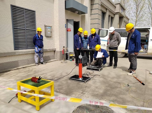 現(xiàn)場運維人員開展絕緣測試